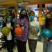 La pista di bowling  lattrazione in cui troviamo pi bambini. Ci avviciniamo a un gruppetto intento a buttare gi il maggior numero di birilli possibile